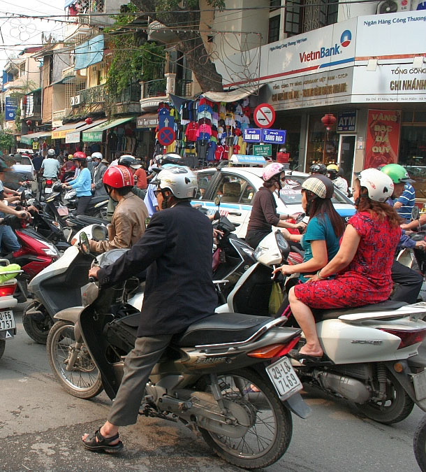 Motorbikes-in-Pune by ©GIZ/JeroenBuis